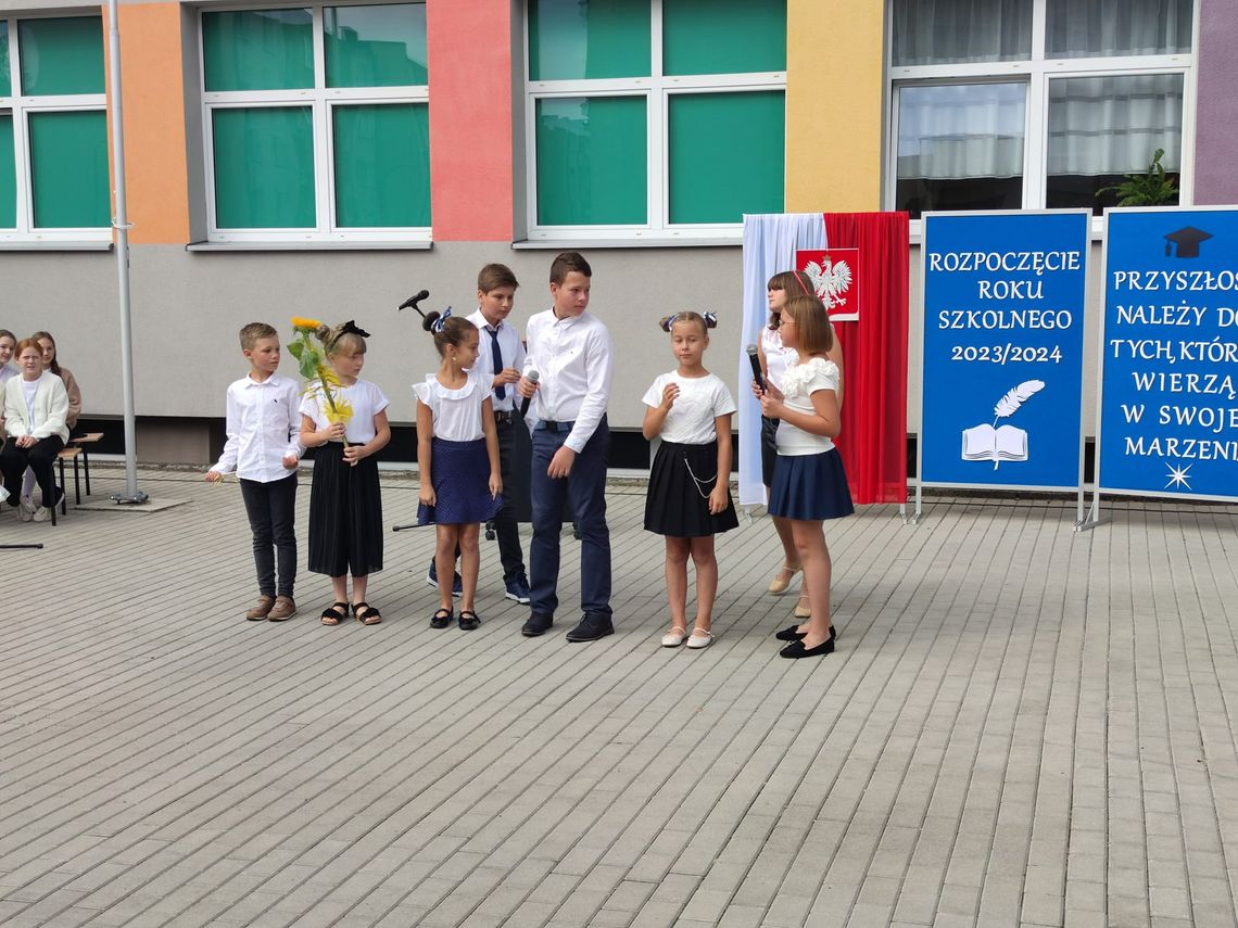 Koniec wakacji. Pierwsze dzwonki wybrzmiały już w szkołach Koniec wakacji. Pierwsze dzwonki wybrzmiały już w szkołach