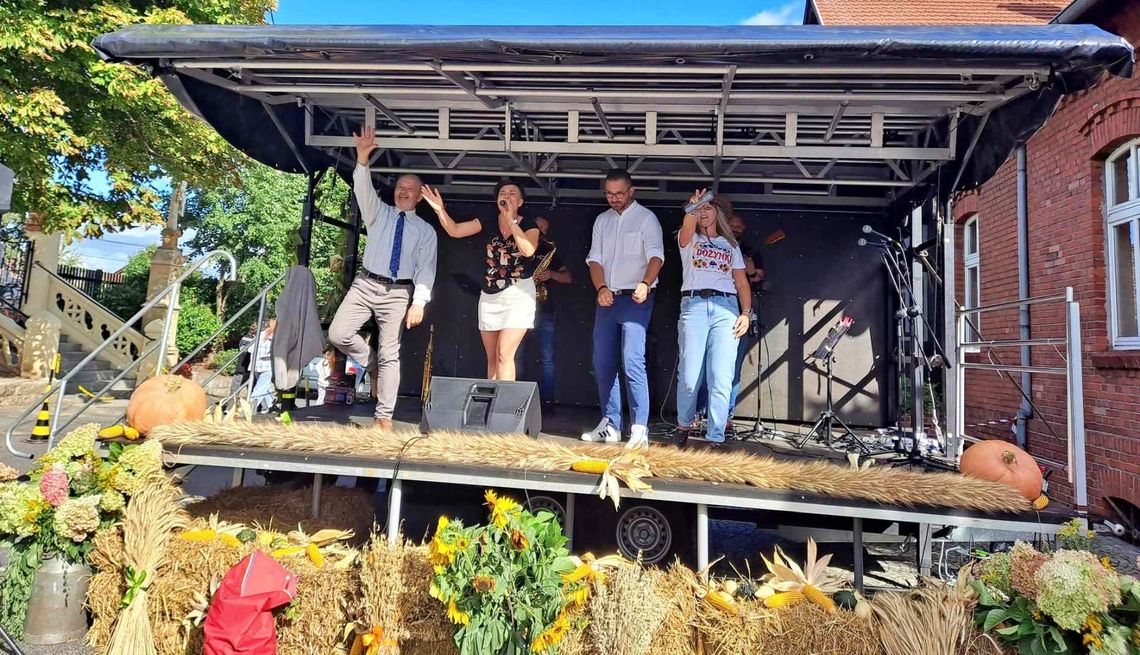 Korowód, msza i festyn przy plebanii. Dożynki parafialne w Dziergowicach. ZDJĘCIA Korowód, msza i festyn przy plebanii. Dożynki parafialne w Dziergowicach. ZDJĘCIA