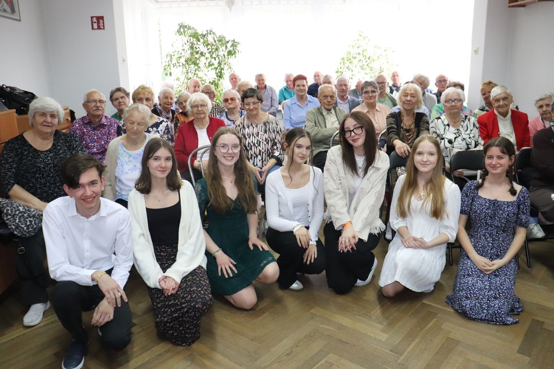 Kozielscy licealiści u seniorów z „Magnolii”. ZDJĘCIA