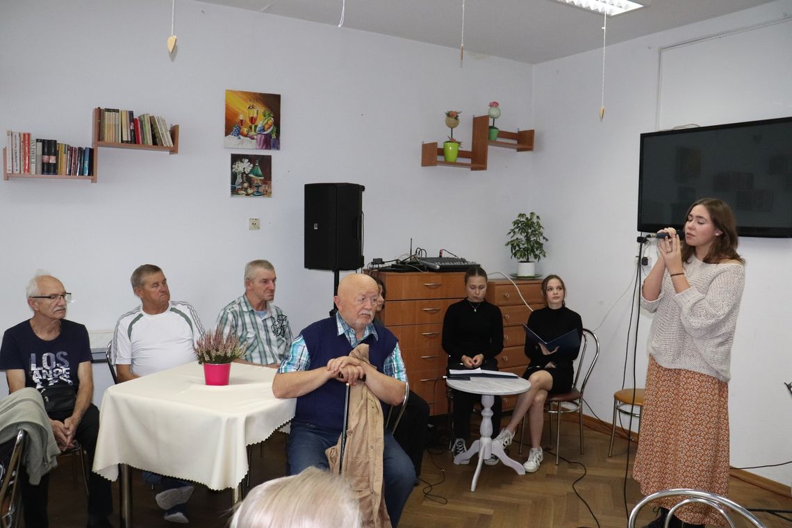 Kozielscy licealiści z wizytą u seniorów w „Magnolii”. ZDJECIA Kozielscy licealiści z wizytą u seniorów w „Magnolii”. ZDJECIA