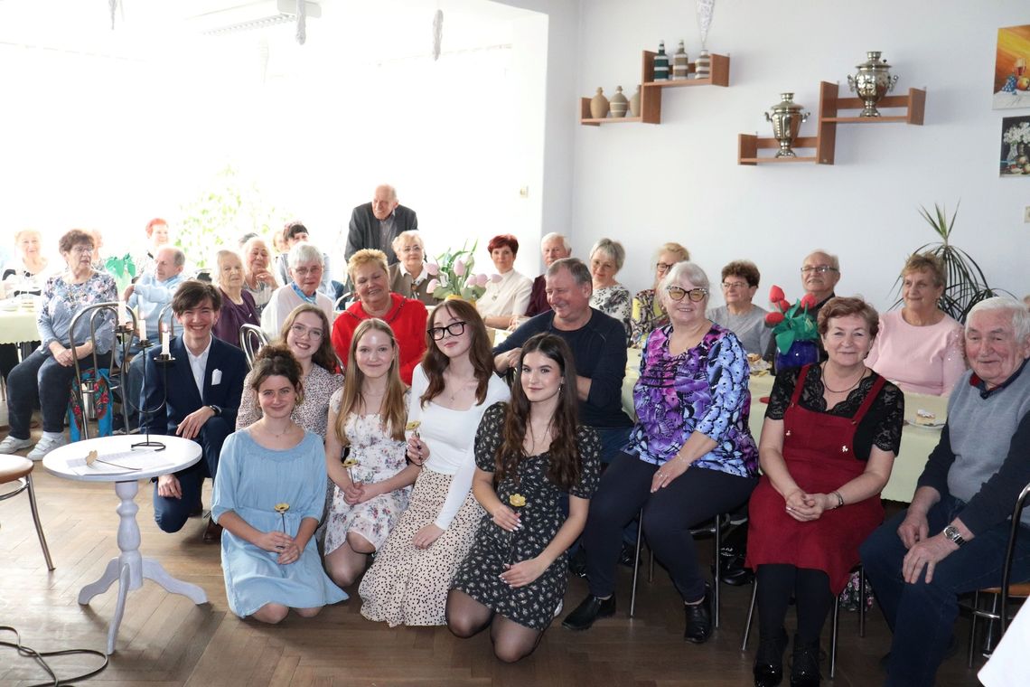 Kozielscy seniorzy na słodko połączyli Dzień Kobiet i Mężczyzn. ZDJĘCIA