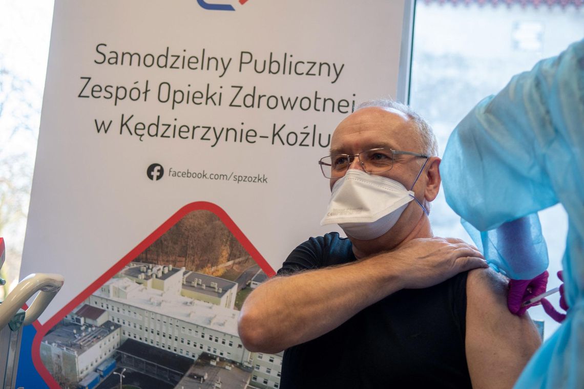 Kozielski szpital rozpoczął szczepienia przeciw koronawirusowi. Szczepieniu poddał się dyrektor placówki Jarosław Kończyło