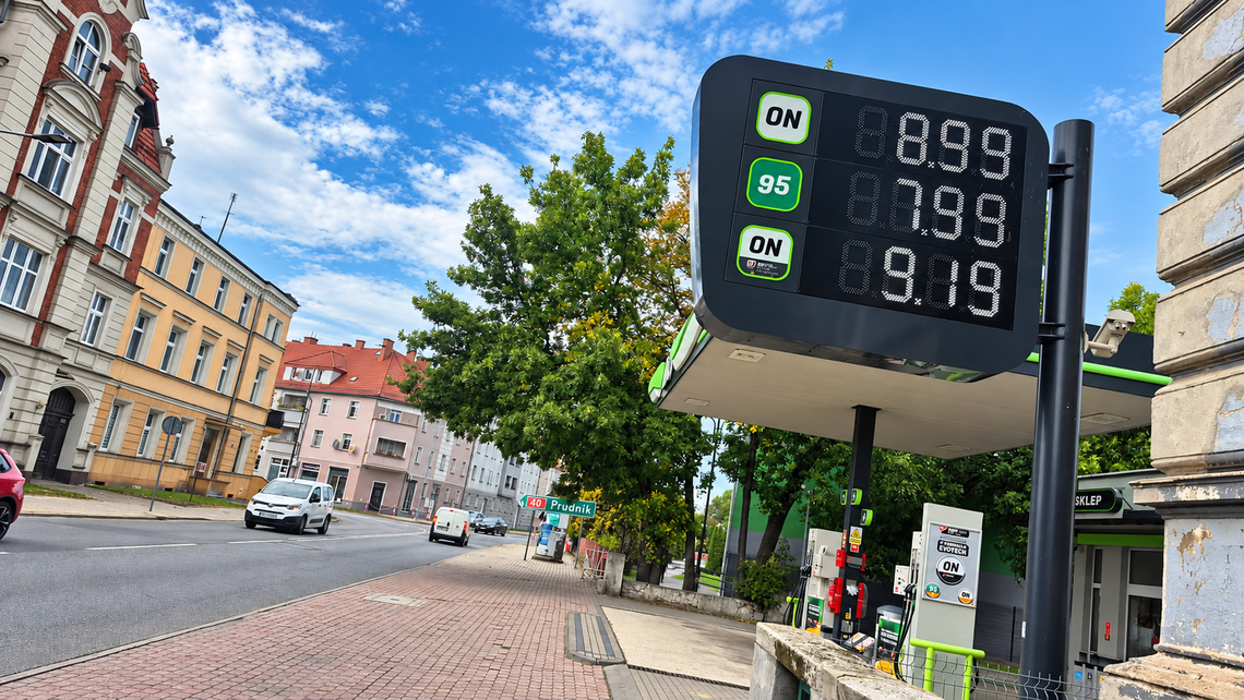 Kto pierwszy pokaże 8 i 9 zł? Na stacjach w Kędzierzynie-Koźlu brakuje już tylko grosza Kto pierwszy pokaże 8 i 9 zł? Na stacjach w Kędzierzynie-Koźlu brakuje już tylko grosza