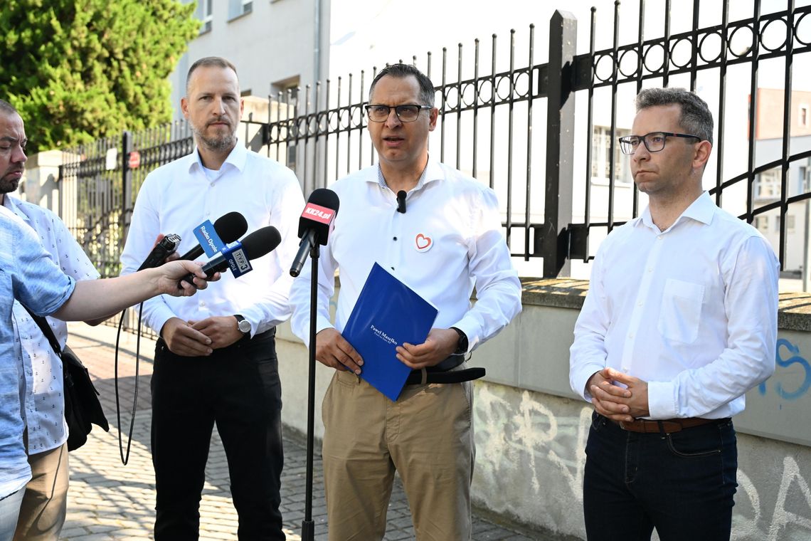 Kto pozwolił na wiec przy szkole i obecność wojska? KO stawia pytania po wizycie Grzegorza Brauna