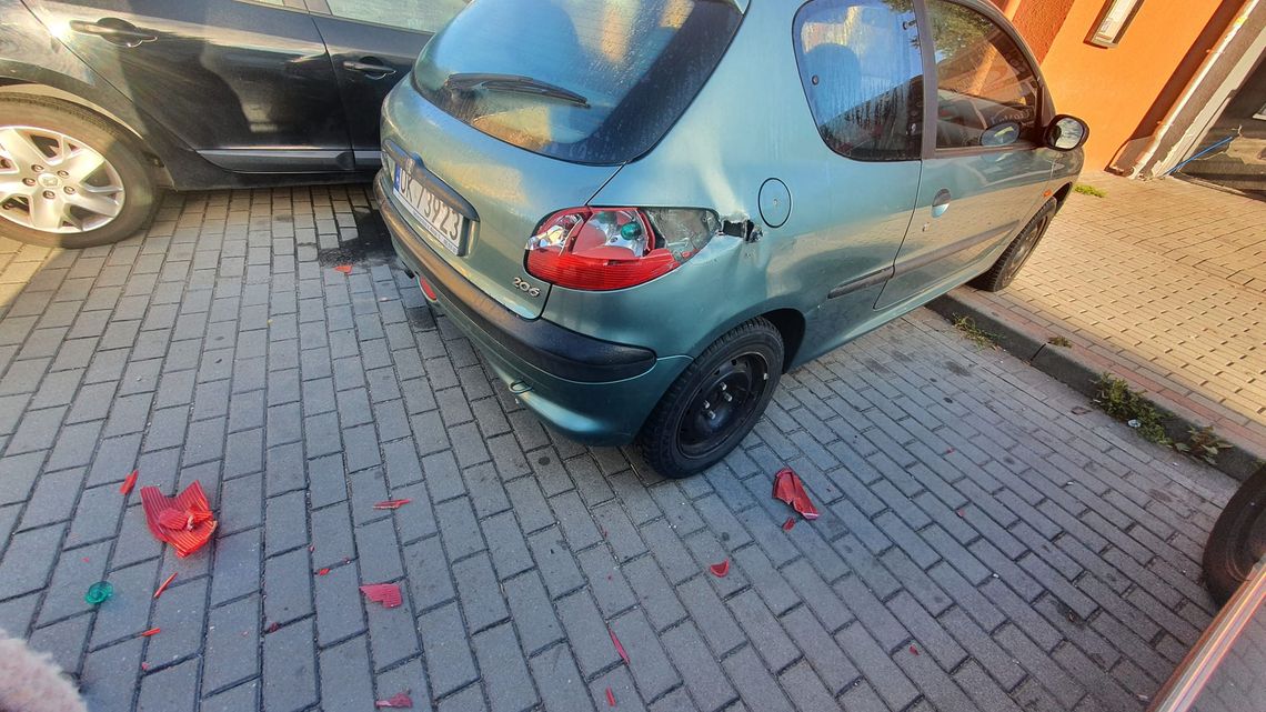 Ktoś uszkodził samochód na osiedlu Pogorzelec. Poszukiwani świadkowie Ktoś uszkodził samochód na osiedlu Pogorzelec. Poszukiwani świadkowie