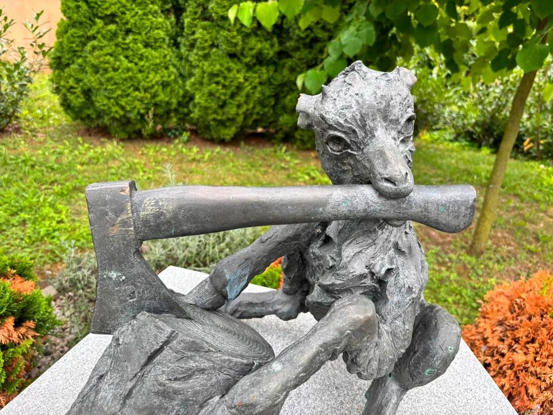 Ktoś zniszczył figurkę koziołka w Kłodnicy. „Drwal” stracił uszy Ktoś zniszczył figurkę koziołka w Kłodnicy. „Drwal” stracił uszy
