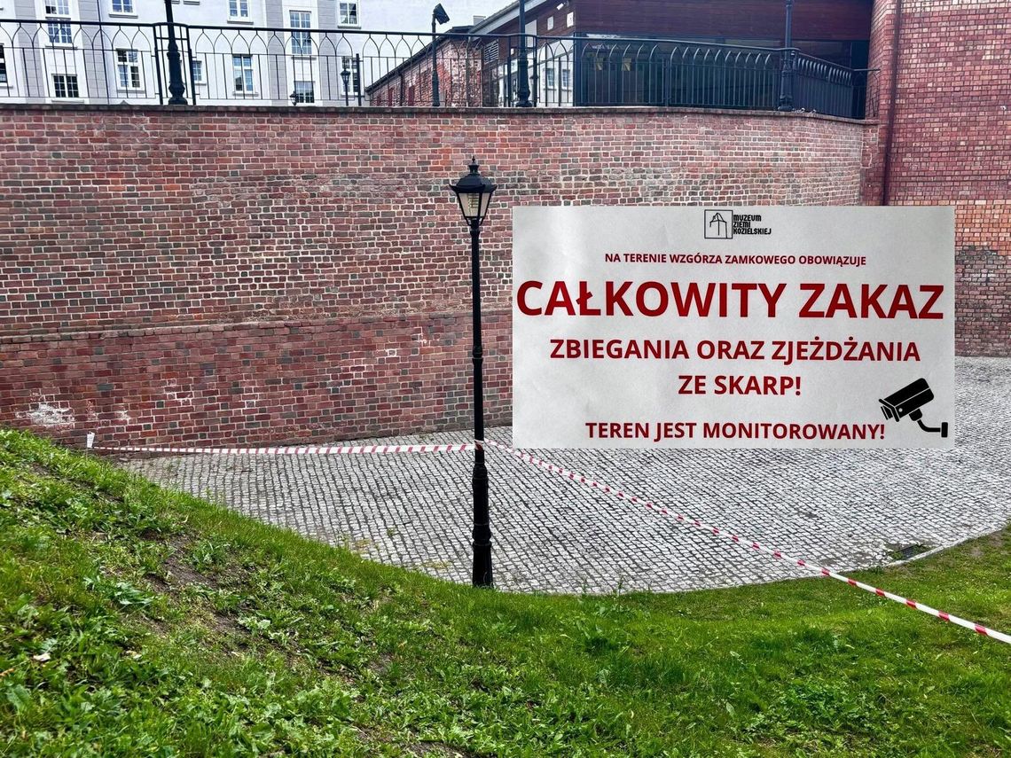 Ktoś zrobił sobie zjeżdżalnię na Wzgórzu Zamkowym w Koźlu?