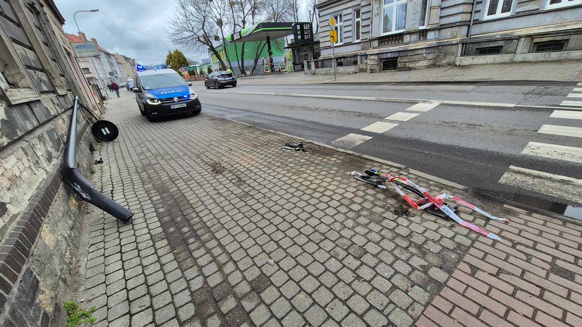 Kurier, który zniszczył latarnię i znak, sam zgłosił się na policję. Dostał mandat karny
