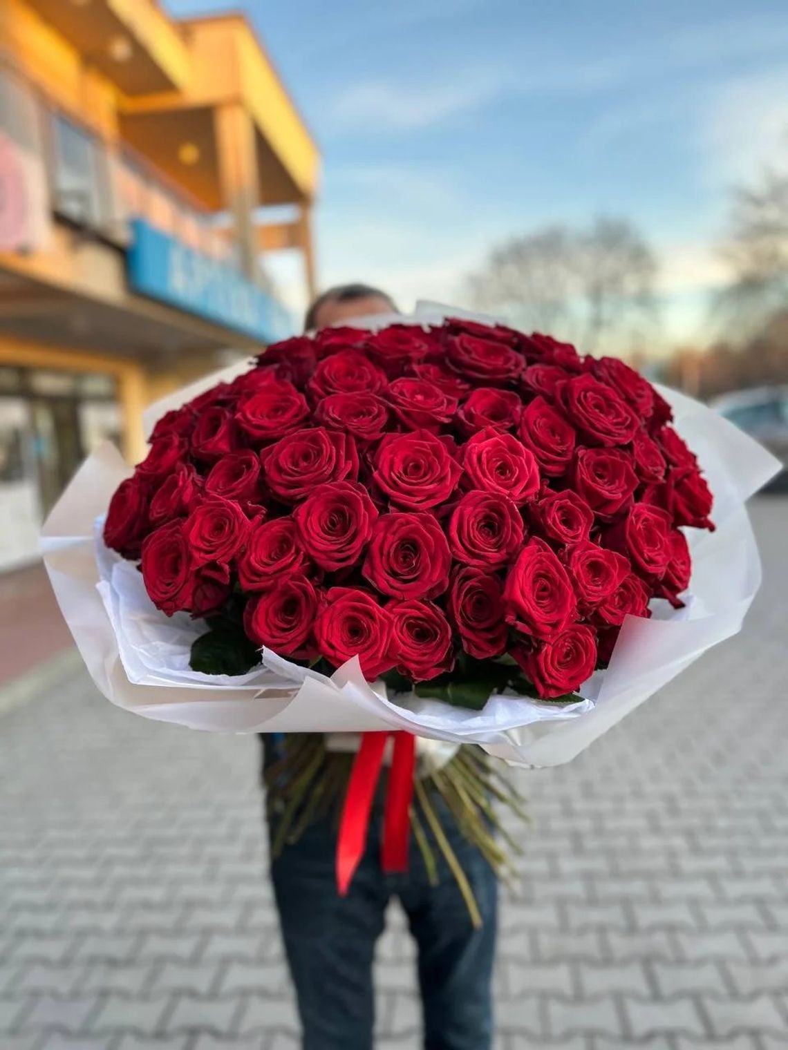 Kwiaty, które wspierają rodzinne spotkania – subtelne dekoracje tworzące atmosferę Kwiaty, które wspierają rodzinne spotkania – subtelne dekoracje tworzące atmosferę