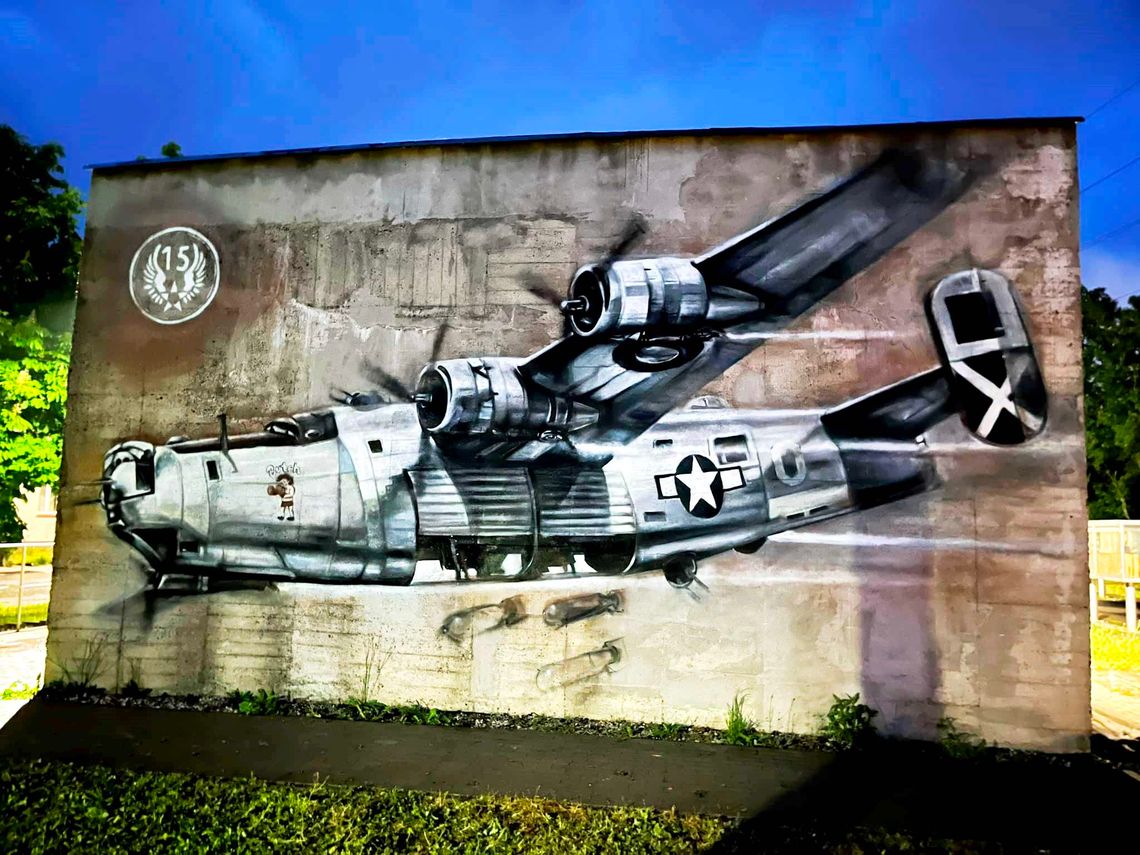 Mural z bombowcem zdobi ścianę schronu w Blachowni