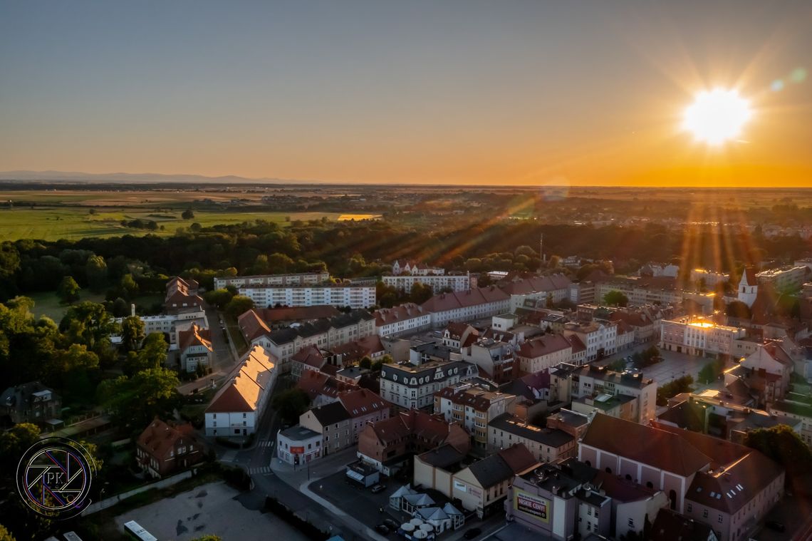 Letni wieczór w Koźlu. Miasto w złocie słońca. ZDJĘCIA