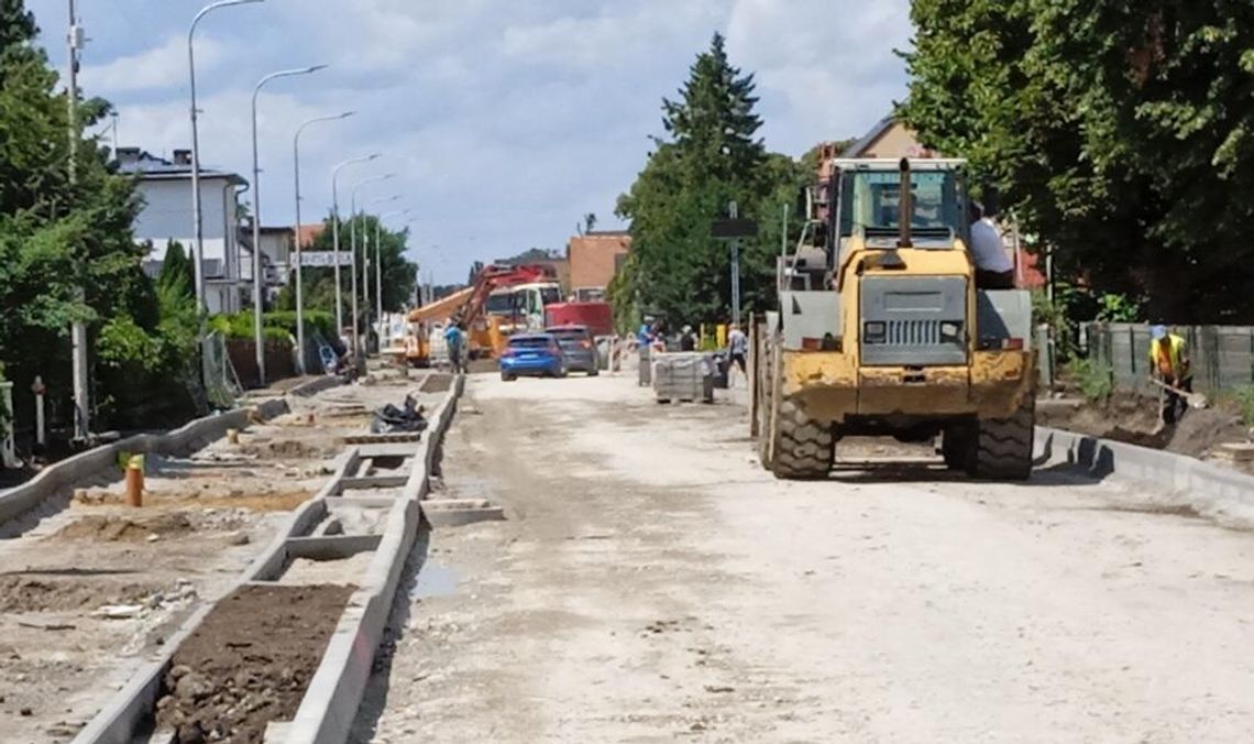 Letnia ofensywa inwestycyjna w mieście. Powstają nowe drogi, ścieżki i sale sportowe