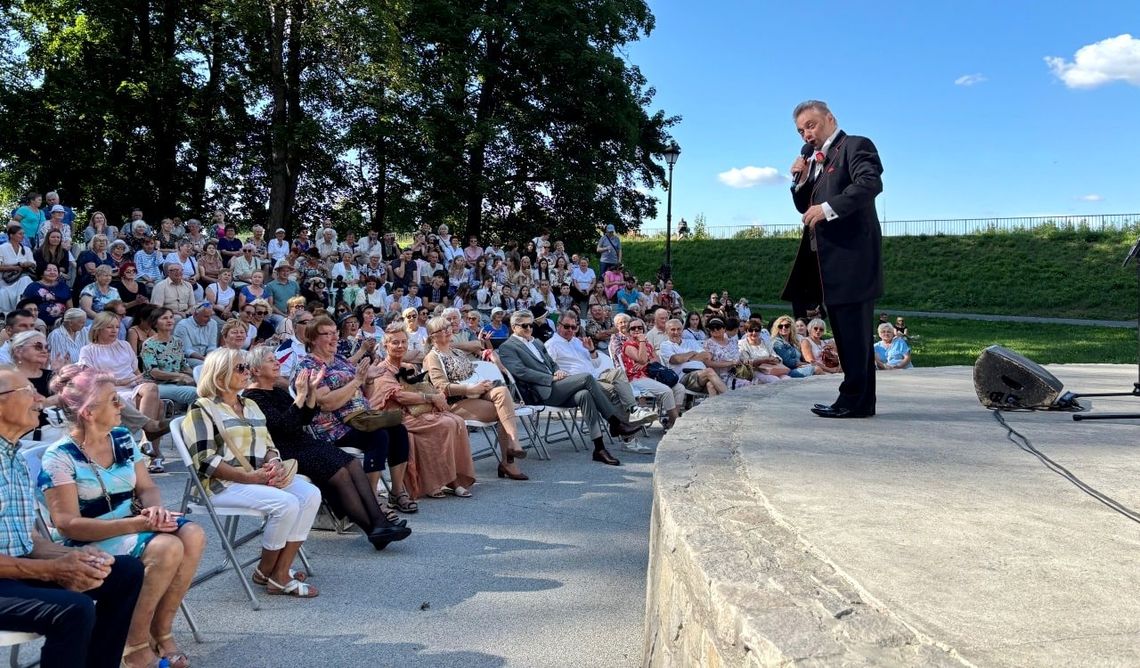 Letnie słońce i owacje publiczności. Włoskie klimaty w kozielskiej muszli koncertowej. ZDJĘCIA