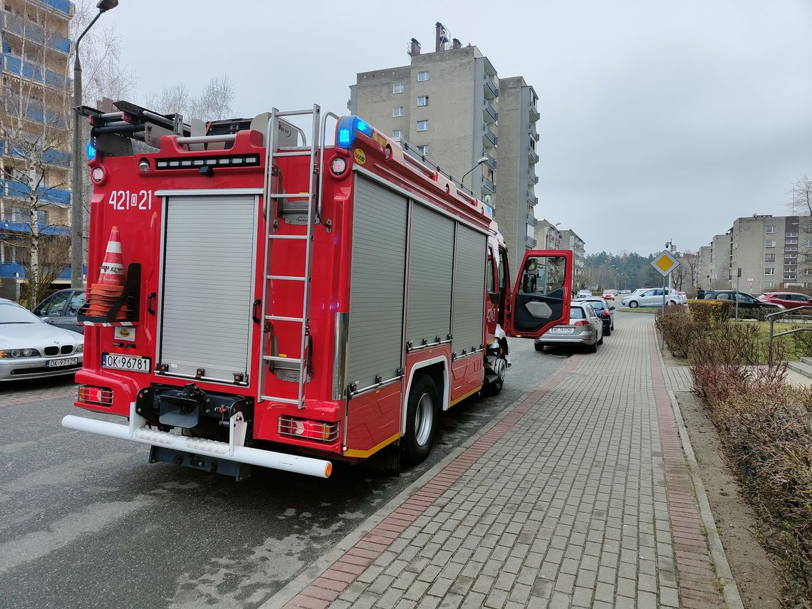 Lokatorzy czuli zapach palonej gumy. Interweniowali strażacy