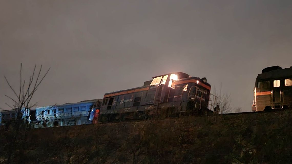 Lokomotywa oraz jeden z wagonów wypadły z torów. ZDJĘCIA