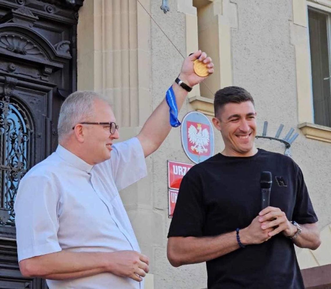 Łukasz Kaczmarek przekazał złoty medal ME parafii w Krotoszynie