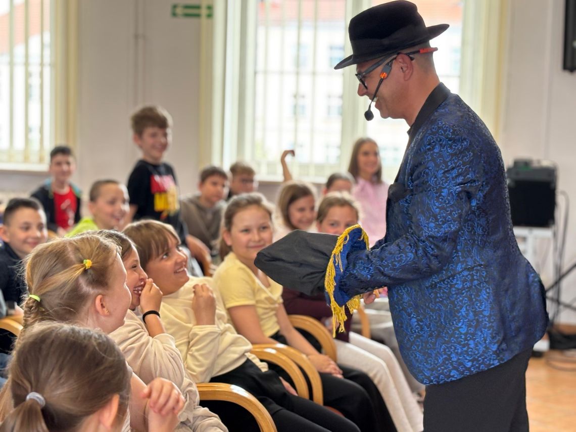Magia między regałami. Iluzjonista Amon oczarował dzieci w bibliotece. ZDJĘCIA Magia między regałami. Iluzjonista Amon oczarował dzieci w bibliotece. ZDJĘCIA