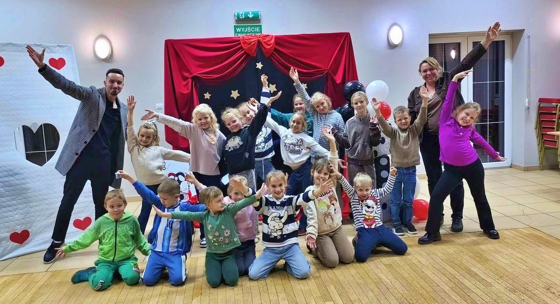 Magiczne spotkanie w bibliotece. Iluzjonista odwiedził Łany. ZDJĘCIA Magiczne spotkanie w bibliotece. Iluzjonista odwiedził Łany. ZDJĘCIA