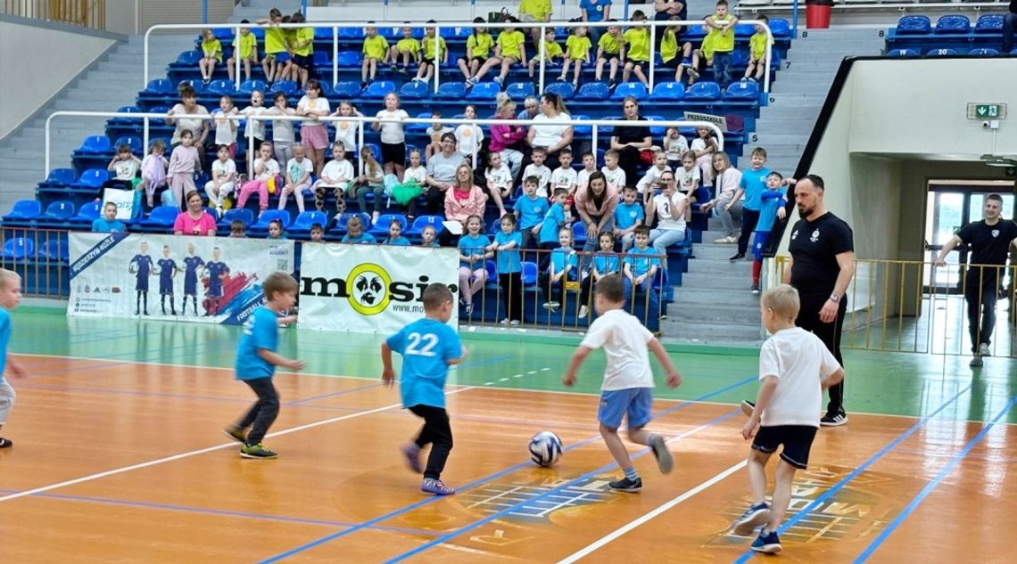 Małe talenty, wielkie emocje. XIII edycja „Dziewiątka Cup” rozgrzała halę. ZDJĘCIA