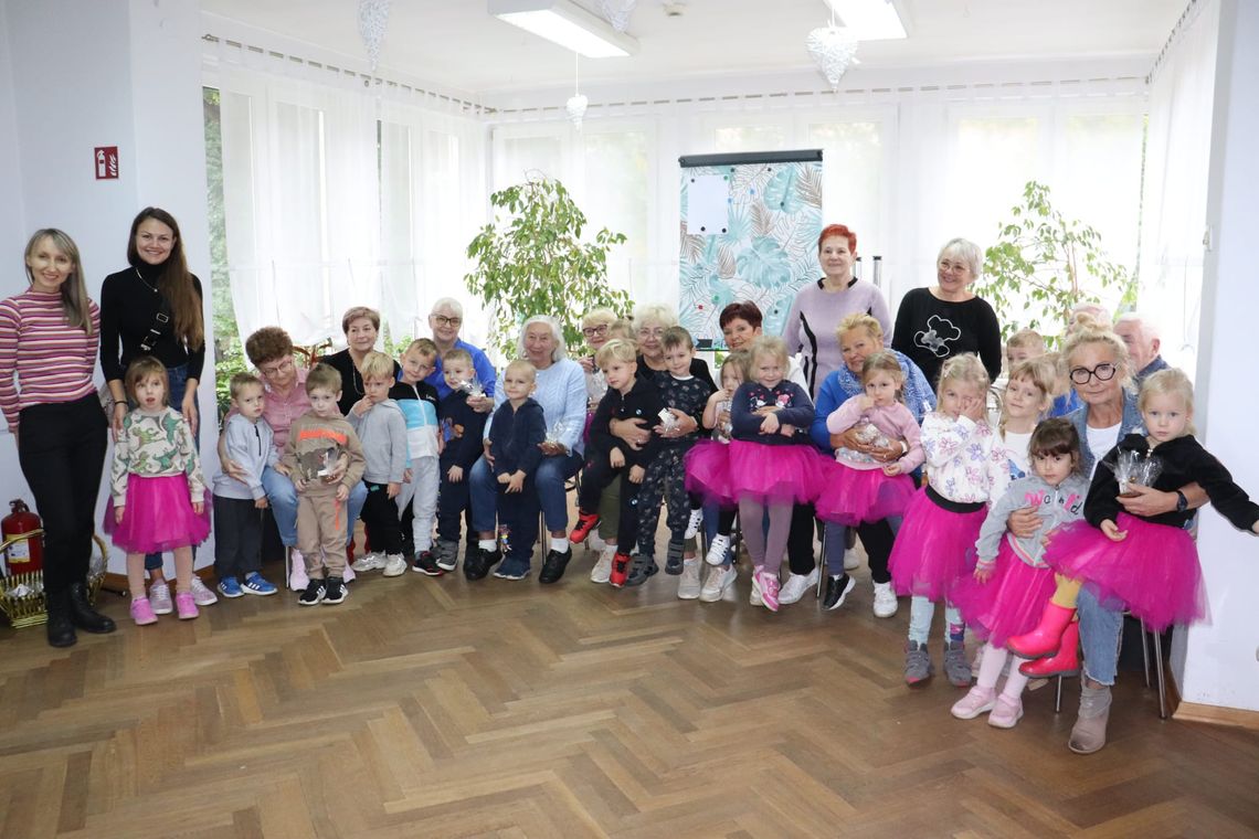 Maluszki z Publicznego Przedszkola nr 21 z wizytą u sieniorów w „Magnolii”. ZDJĘCIA