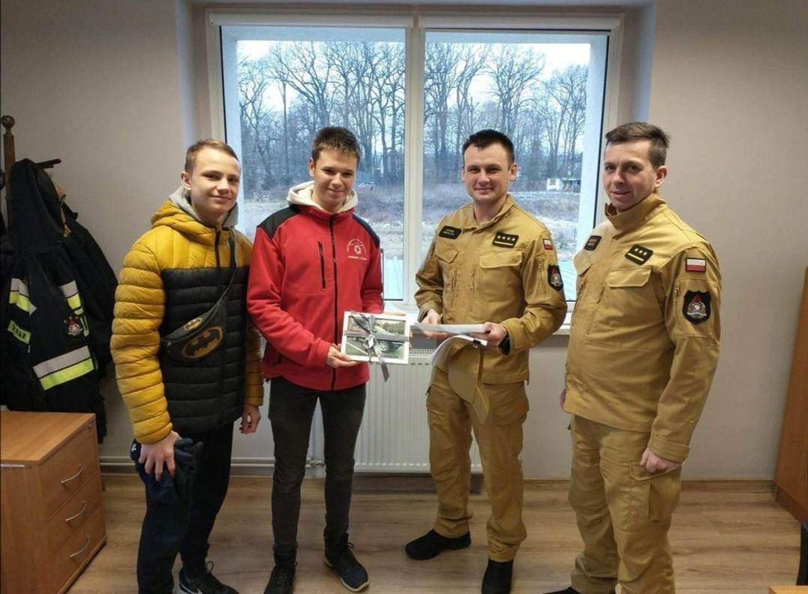Marcel, pasjonat fotografii ratowniczej wręczył strażakom upominek