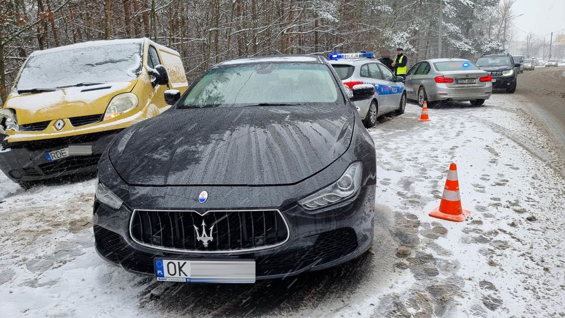 Maserati uderzyło w radiowóz zabezpieczający inny samochód. ZDJĘCIA