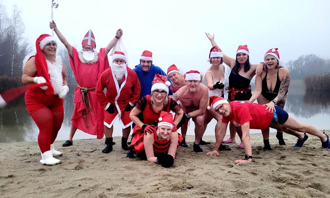 Masowy najazd Świętych Mikołajów i Śnieżynek na Dębową. ZDJĘCIA Masowy najazd Świętych Mikołajów i Śnieżynek na Dębową. ZDJĘCIA