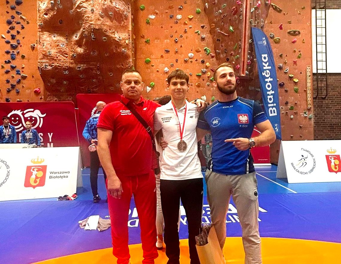Medal młodzika z Kędzierzyna-Koźla na mistrzostwach Polski w zapasach klasycznych. ZDJĘCIA