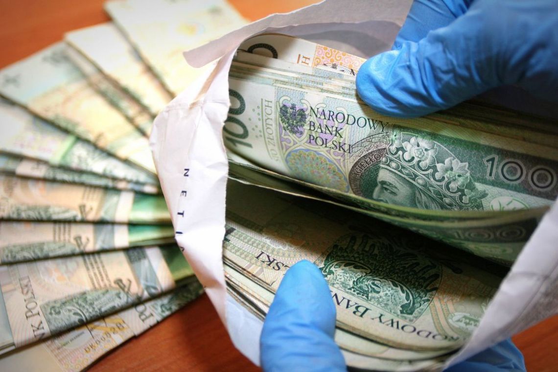 Metodą "na policjanta" wyłudzili ponad 130 tys. złotych