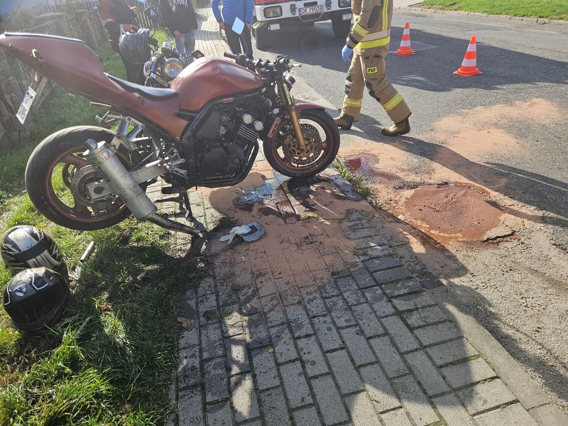 Mężczyzna jechał motocyklem bez uprawnień. Wywrócił się podczas wyprzedzania