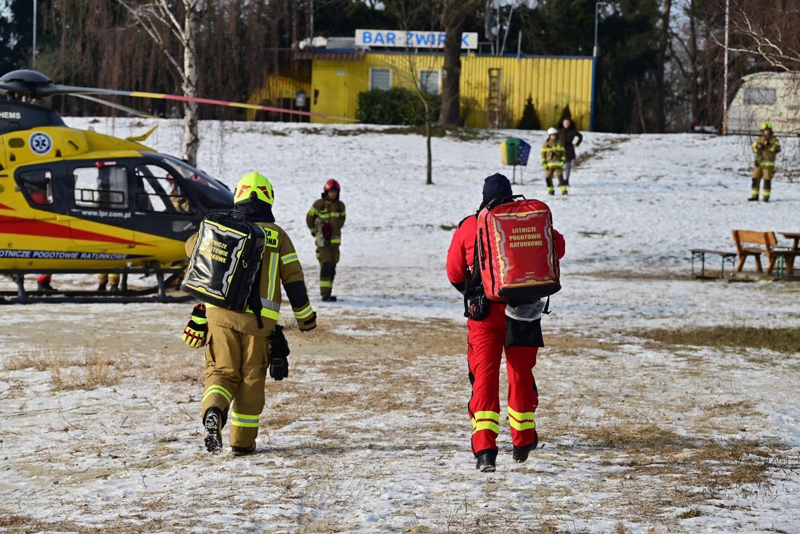 Mężczyzna jeździł na łyżwach po zamarzniętym jeziorze Dębowa. Wywrócił się i doznał urazu głowy
