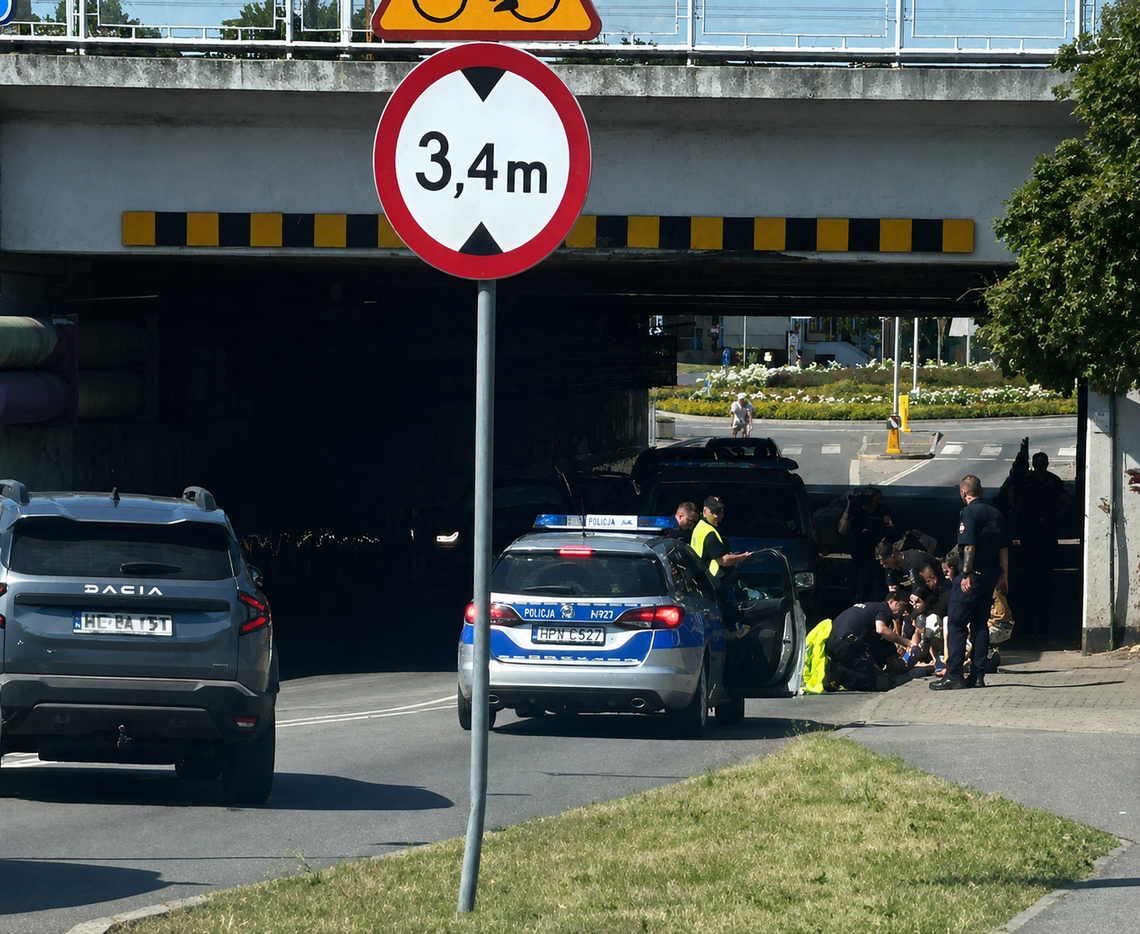Mężczyzna spadł z wiaduktu kolejowego przy ul. Kozielskiej. Trafił do szpitala