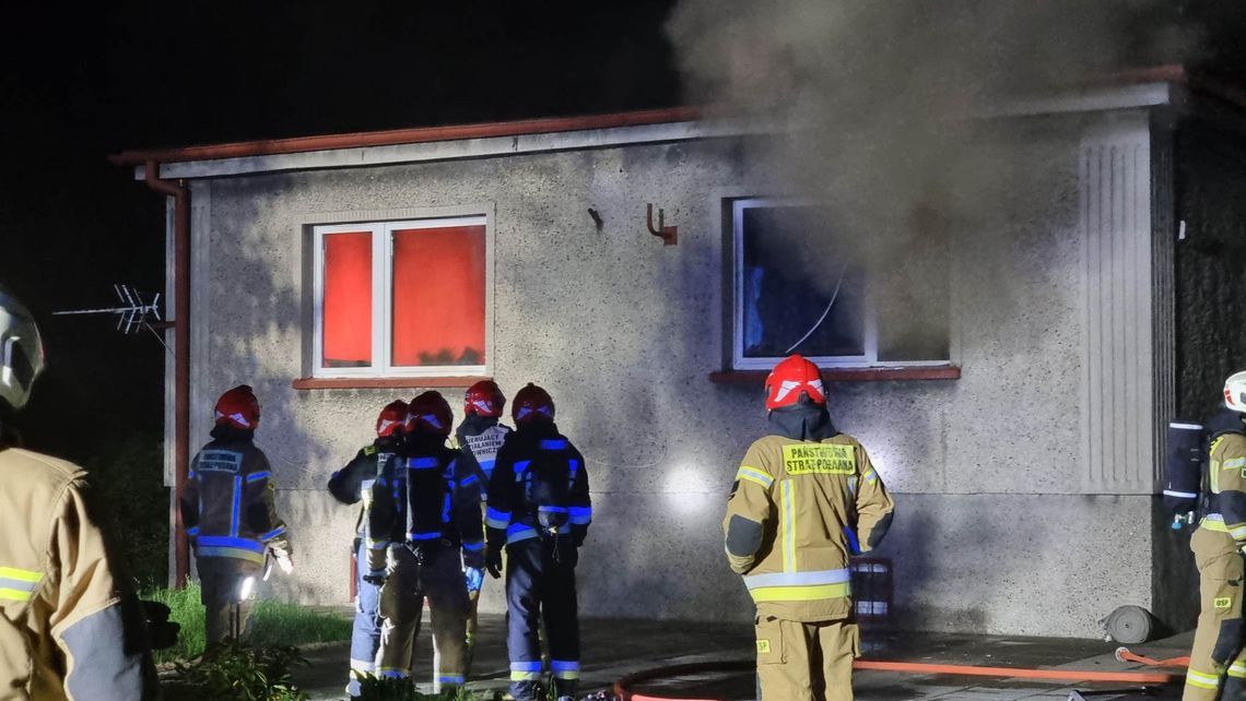 Mężczyzna zagroził, że się zabije i podpalił dom w Blachowni