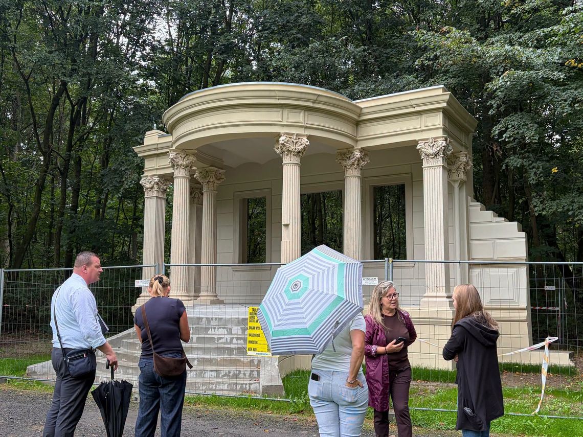 Miasto odrestaurowało portyk dawnego pałacu w Sławięcicach. ZDJĘCIA Miasto odrestaurowało portyk dawnego pałacu w Sławięcicach. ZDJĘCIA