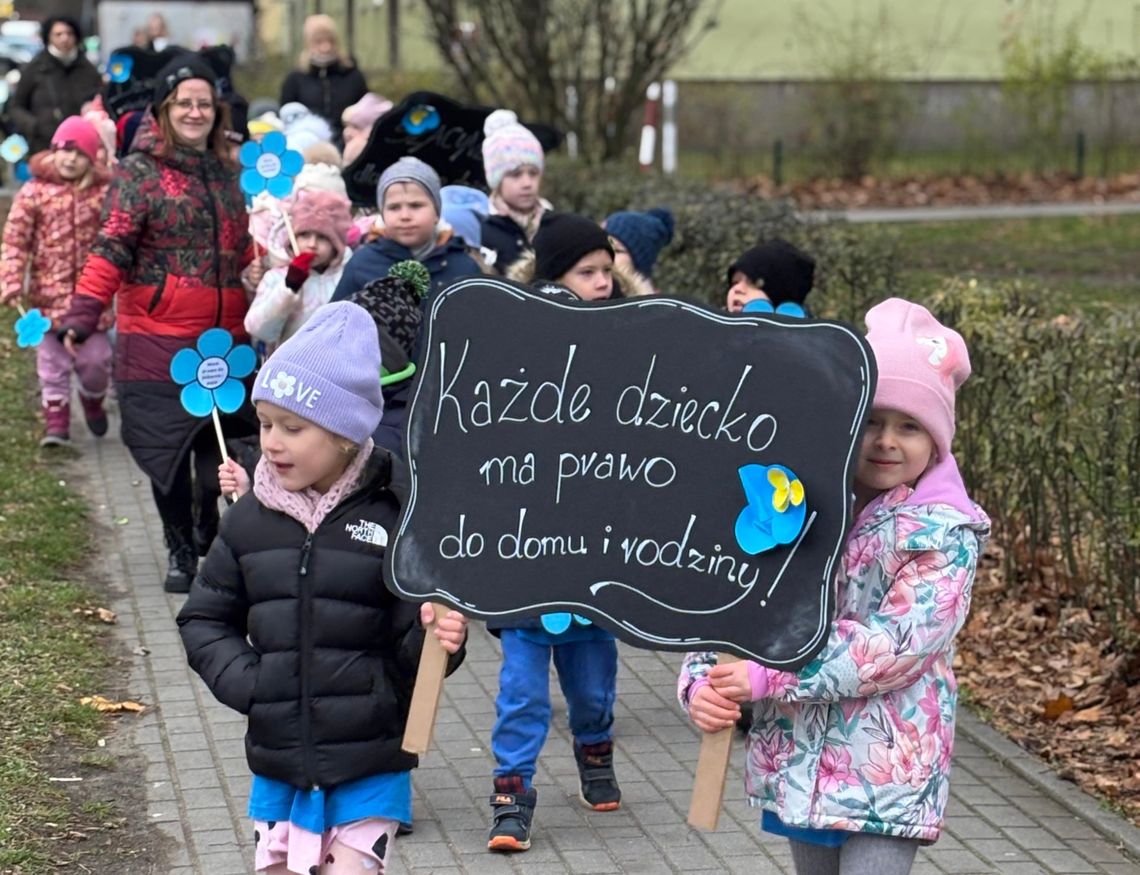 Niebieski Marsz przeszedł ulicami Kędzierzyna. Maluchy przypomniały o swoich prawach. ZDJĘCIA Niebieski Marsz przeszedł ulicami Kędzierzyna. Maluchy przypomniały o swoich prawach. ZDJĘCIA