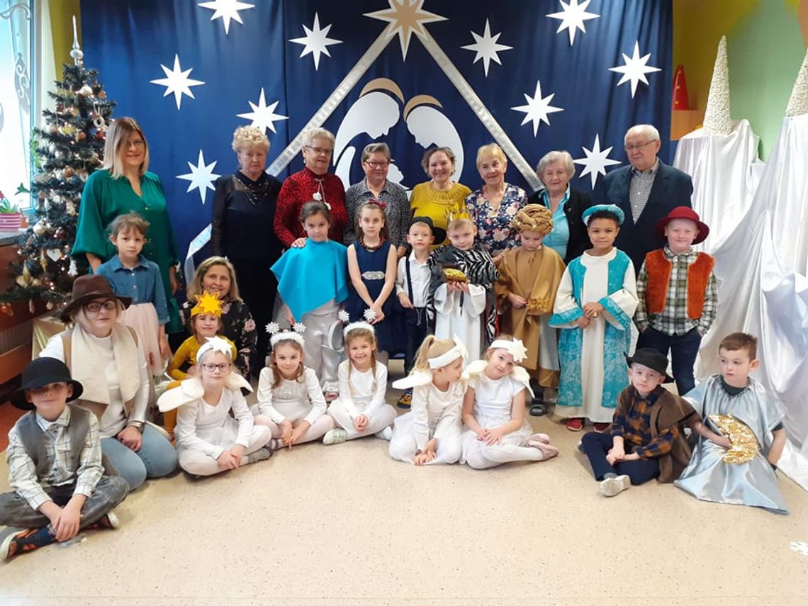 Międzypokoleniowe kolędowanie w „Naszym Domu”. Seniorzy zachwyceni