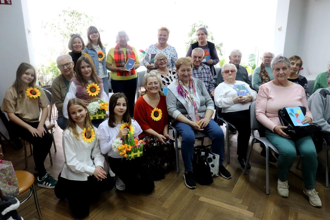 Międzypokoleniowe spotkanie w „Magnolii”. Seniorów odwiedzili uczniowie z PSP nr 12