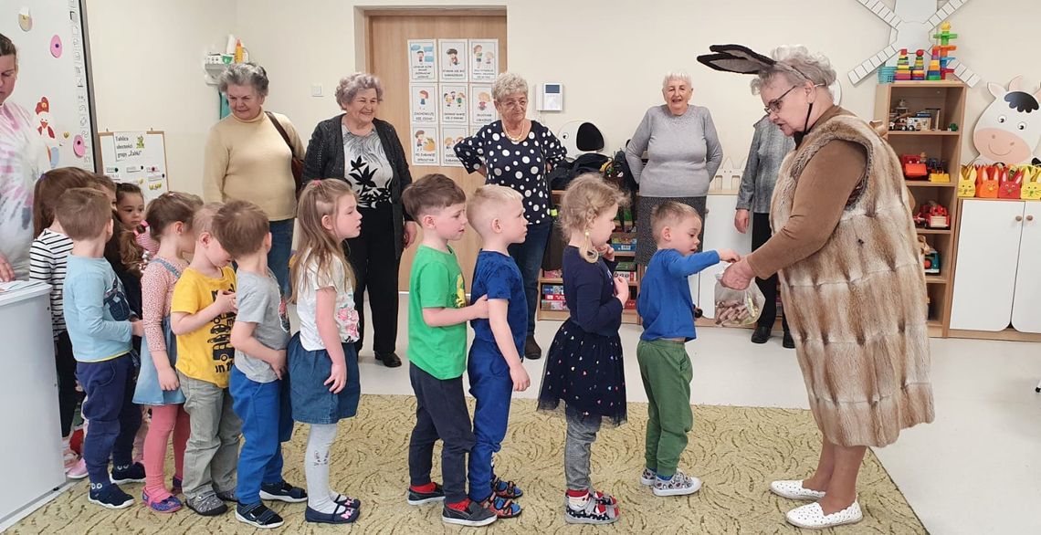 Międzypokoleniowe spotkanie z akcentem świątecznym Międzypokoleniowe spotkanie z akcentem świątecznym