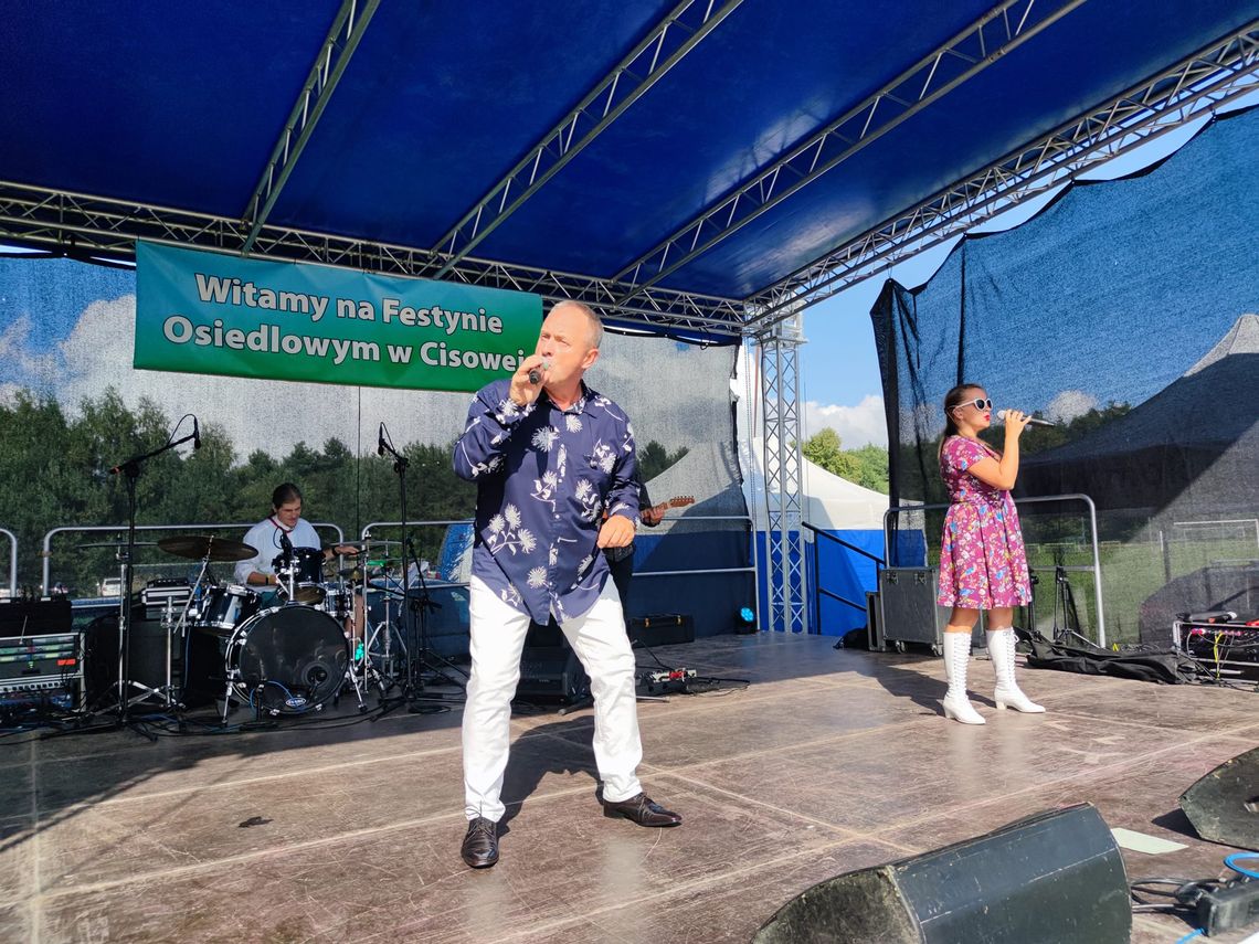 Mieszkańcy bawią się na festynie w Cisowej. Zdjęcia Mieszkańcy bawią się na festynie w Cisowej. Zdjęcia