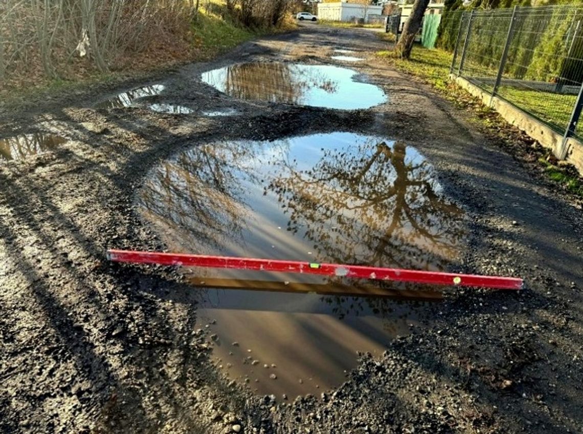 Mieszkańcy chcą remontu ul. Wandy. Miasto odpowiada: najpierw musimy przejąć teren od PKP Mieszkańcy chcą remontu ul. Wandy. Miasto odpowiada: najpierw musimy przejąć teren od PKP