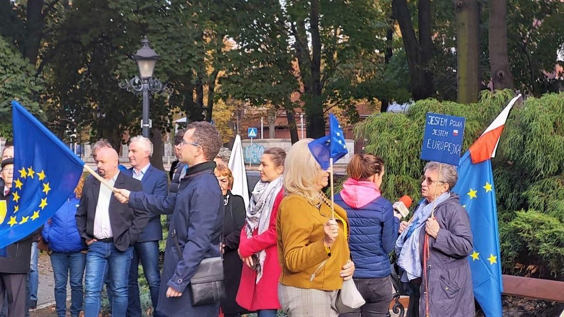 Mieszkańcy Kędzierzyna-Koźla protestowali przeciwko wyprowadzaniu Polski z Unii Europejskiej. ZDJĘCIA