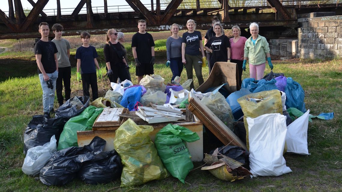Mieszkańcy osiedla posprzątali teren pod mostem Mieszkańcy osiedla posprzątali teren pod mostem