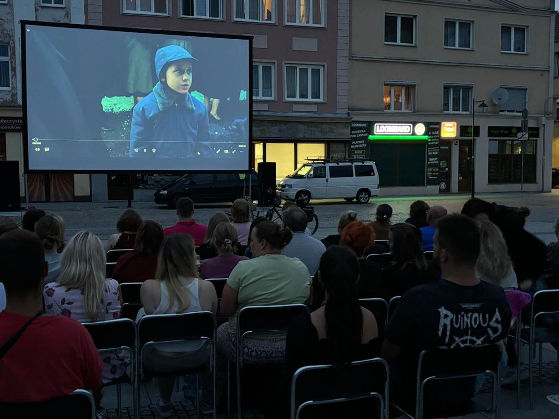 Mieszkańcy polubili letnie kino plenerowe. Kolejny seans wyświetlono na kozielskim Rynku