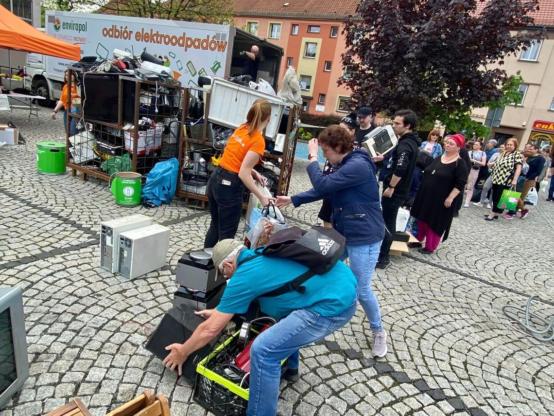 Mieszkańcy tłumnie przybyli wymienić elektrośmieci na sadzonki