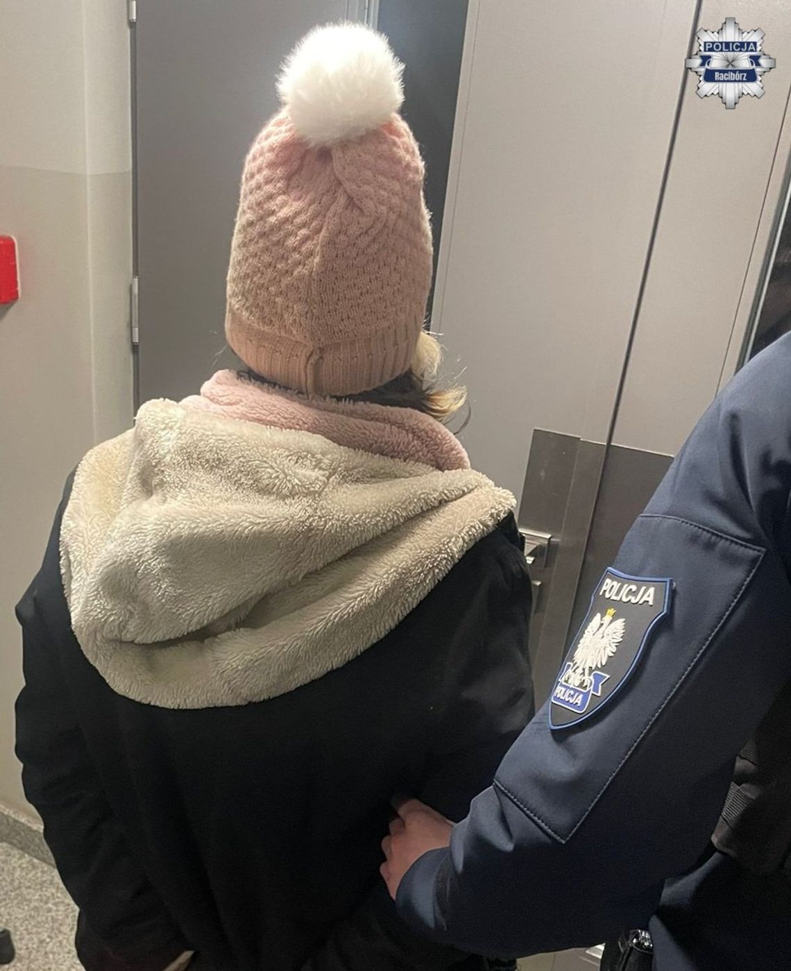 Mieszkanka gminy Polska Cerekiew została zatrzymana przez policję za płatność cudzą kartą