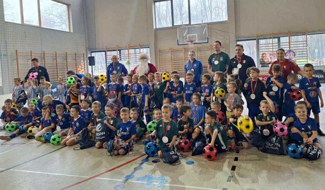 Mikołaj kibicował najmłodszym! Emocje i zabawa na Turnieju Piłki Nożnej w Sławięcicach