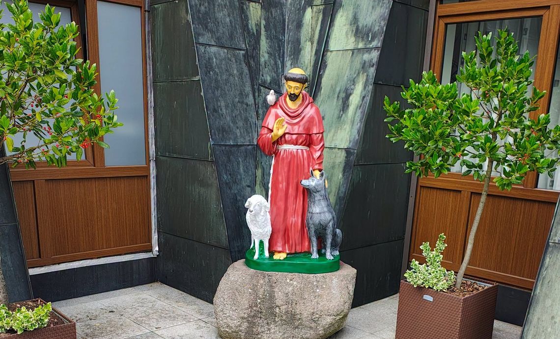 Ministrant Nikodem odnowił figurę św. Franciszka z Asyżu Ministrant Nikodem odnowił figurę św. Franciszka z Asyżu