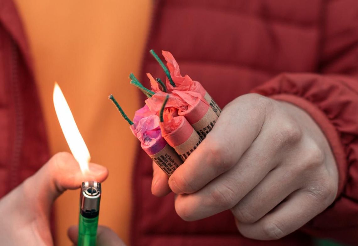 Młode osoby odpalały petardy w Halloween. Interweniowała policja Młode osoby odpalały petardy w Halloween. Interweniowała policja