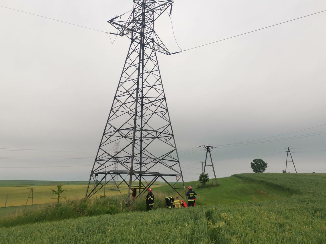 Młody mężczyzna porażony prądem spadł z dużej wysokości Młody mężczyzna porażony prądem spadł z dużej wysokości