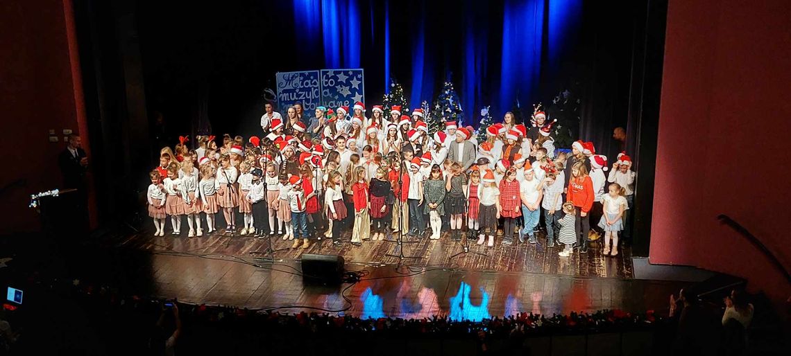 Młodzi artyści po raz pierwszy na dużej scenie. Fotorelacja Młodzi artyści po raz pierwszy na dużej scenie. Fotorelacja